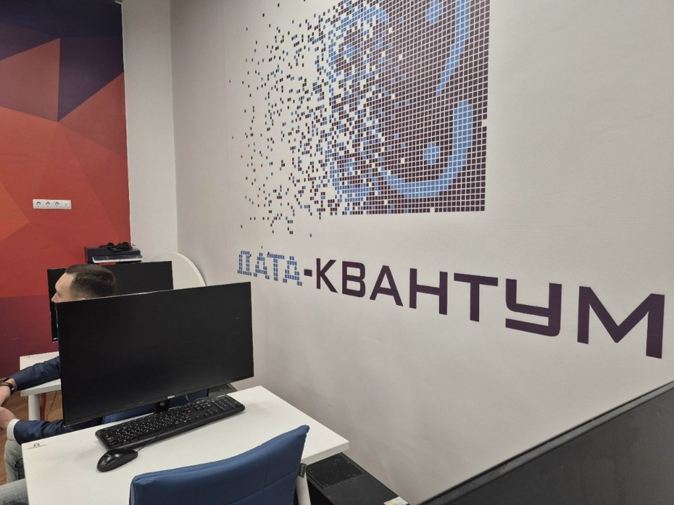 Антон Марсов за работой с платформой MarsGPT в учебном классе